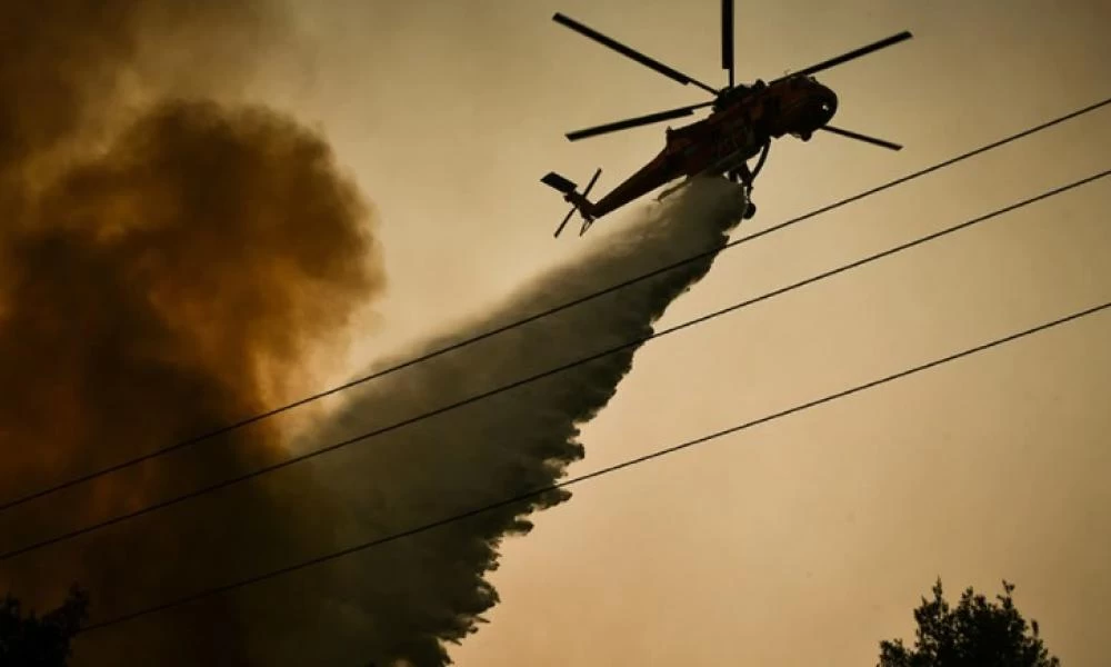Φωτιά στα Βίλια: Οι άνεμοι κατευθύνουν το μέτωπο προς το Πεδίο Βολής Μεγάρων